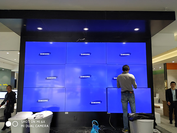 武漢某賣(mài)場(chǎng)55寸3*3前維護液壓安裝 武漢某賣(mài)場(chǎng)55寸3*3前維護液壓安裝