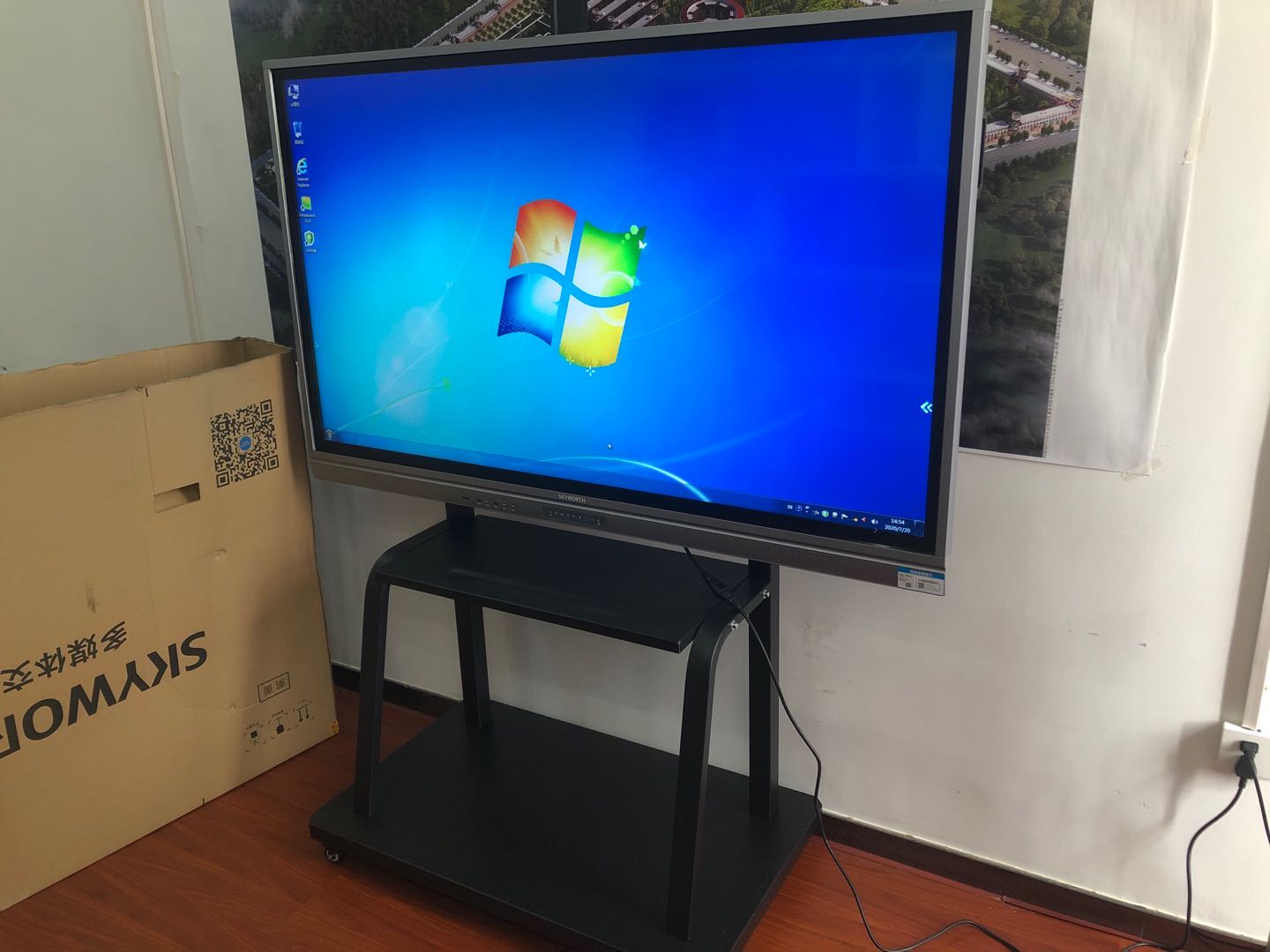 武漢市某公司65寸教學(xué)一體機 武漢市某公司65寸教學(xué)一體機